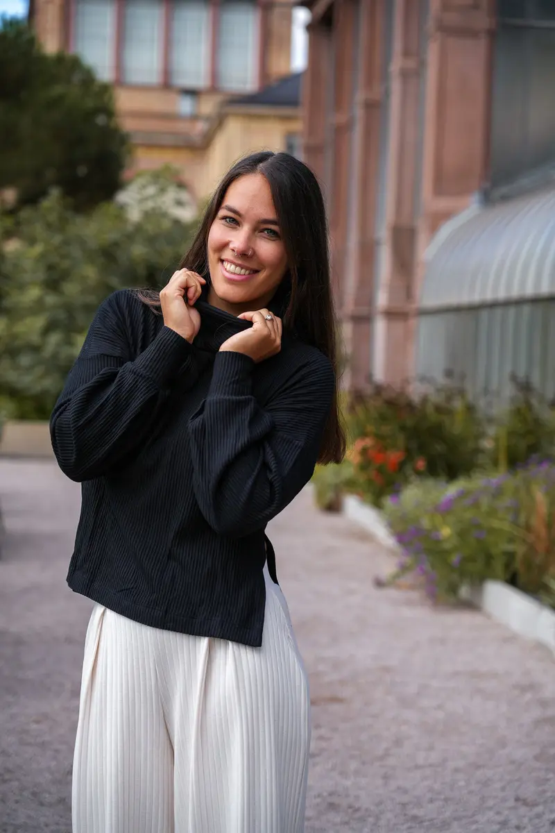Aila Basic Pulli Black – LENZING™ ECOVERO™ Viskose Rollkragen