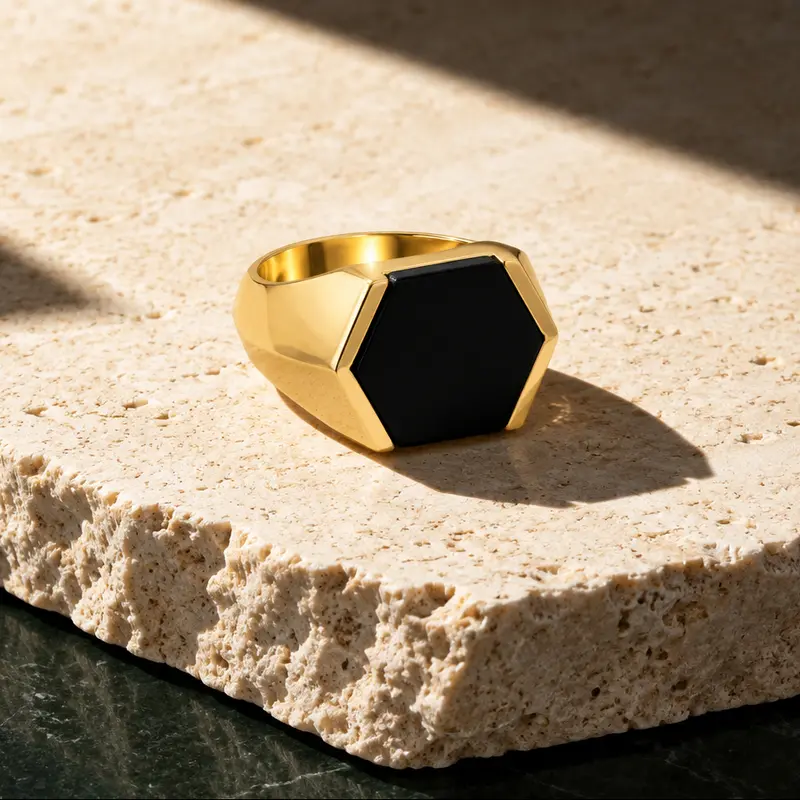 Akitsune Abyss Ring Gold-Schwarz | Ring mit schwarzem Stein, geometrisches Design