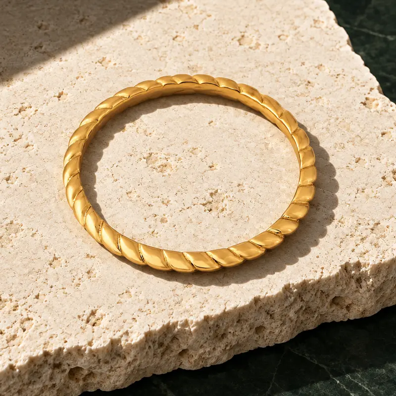 Akitsune Euphoria Ring Gold | Fein gedrehter Ring aus 316L-Edelstahl