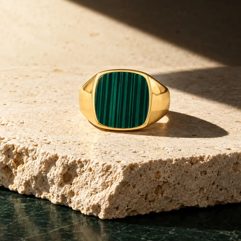Akitsune Opul Ring Gold-Grün | Siegelring aus Edelstahl mit künstlichem Malachit