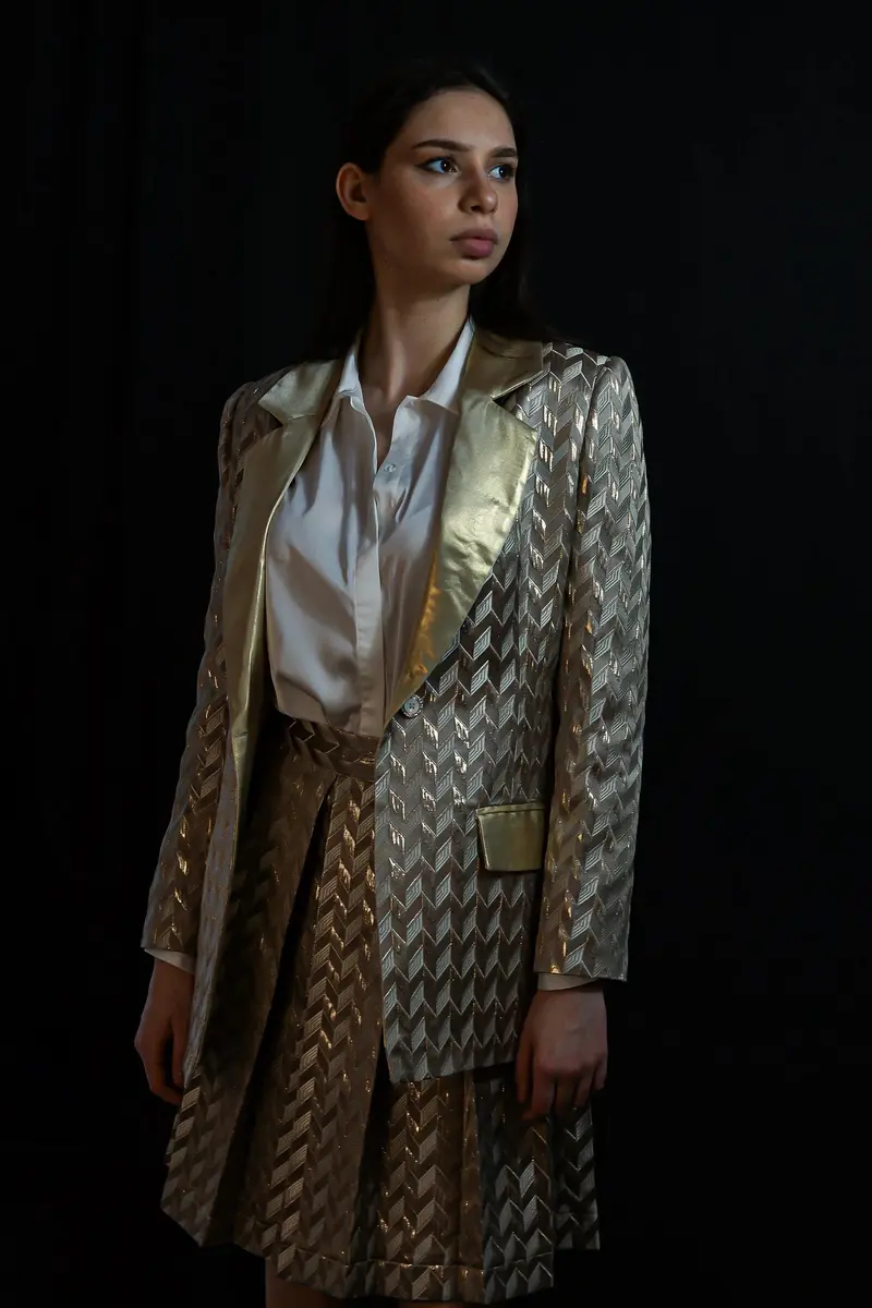 Blazer Amora – Recycelter Polyester mit geometrischem Muster & Shiny Lapel