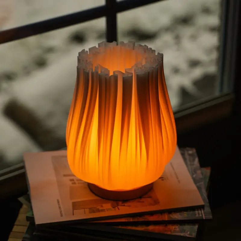 Cora 3D-gedruckte Tischlampe | Recyceltes PLA & Eichenholz