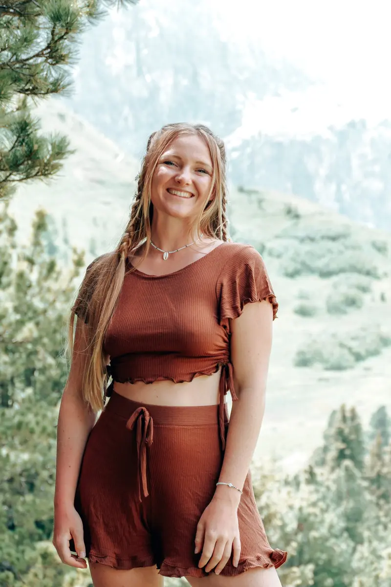 FARRAH Crop T-Shirt Pecan – Bauchfrei mit Schnürung & Schmetterlingsärmel