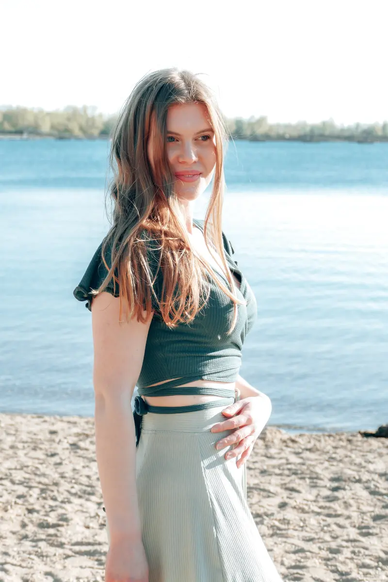 FARRAH Crop Wickeltop deep green – TENCEL™ Modal nachhaltig