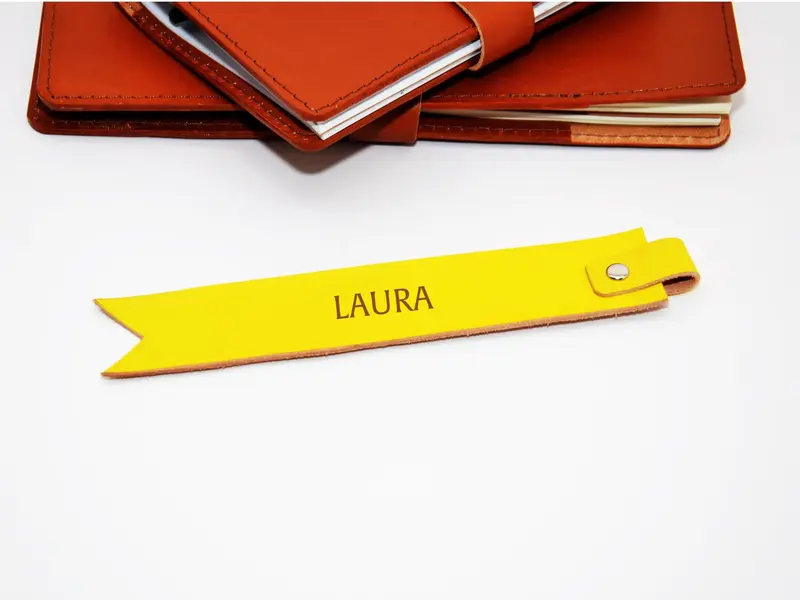 Handgefertigtes Leder-Lesezeichen mit Gravur – personalisierbar