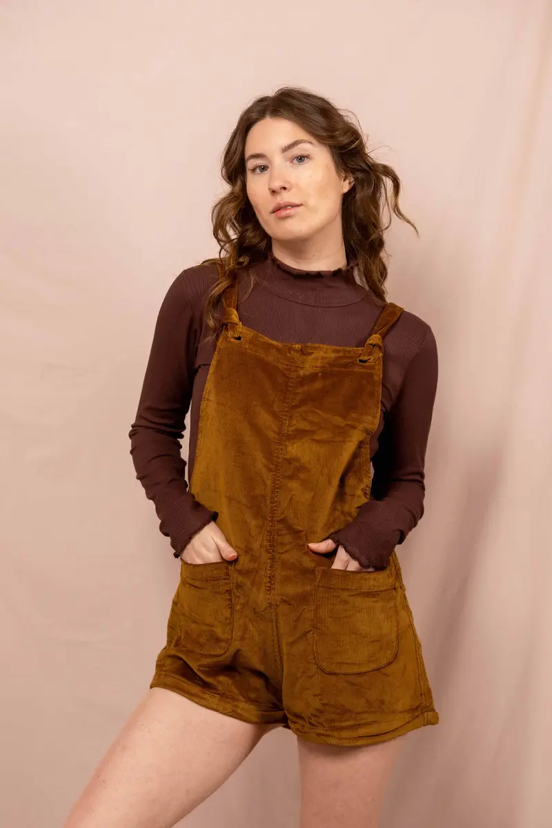 Kurze Cord-Latzhose LIV OCKER