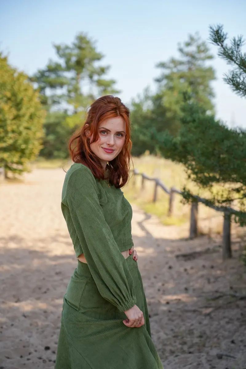 Marleen Crop Pulli olive – Cord-Pullover taillenlang Ballonärmel