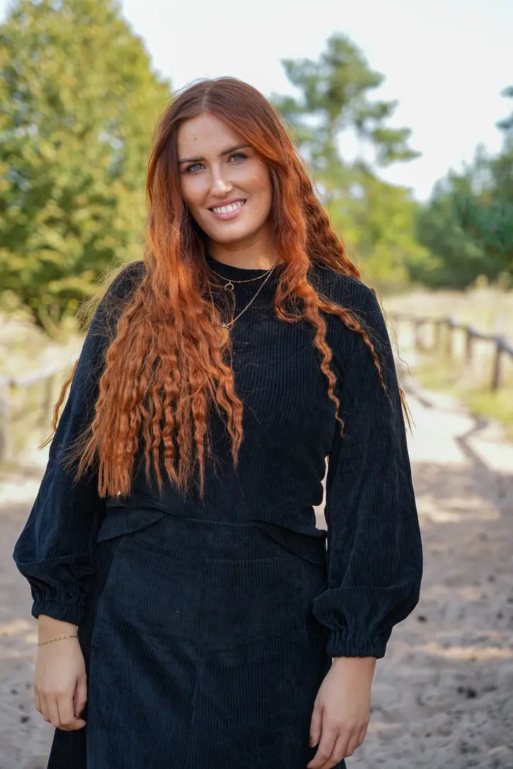 Marleen langer Pulli black – Bio-Baumwolle, Ballonärmel, hüftlang