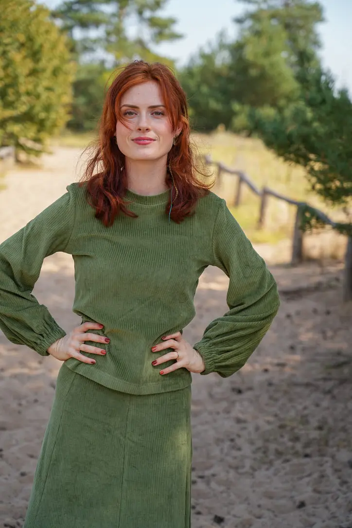 Marleen langer Pulli olive – Hüft-Pullover mit Ballonärmeln