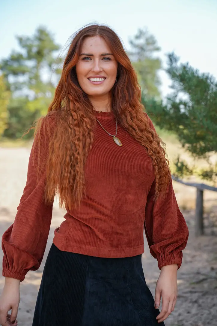 Marleen langer Pulli sienna – Hüft-Pulli | Ballonärmel | Bio-Baumwolle