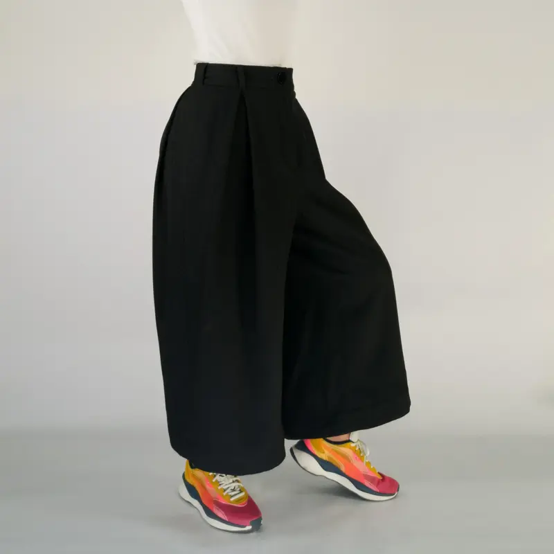 PANTS SMOOTH BLACK Weite Tencel-Hose Bundfalten Steinnuss-Detail