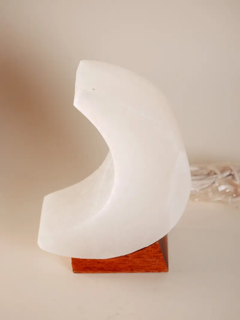 Salzlampe Halbmond weiß – Salzkristall Lampe als Deko