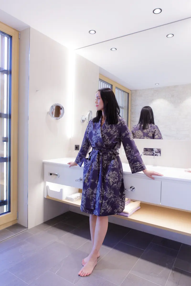 Satin Kimono Indigo Peony – 100% mercerisierte Baumwolle, 300 TC