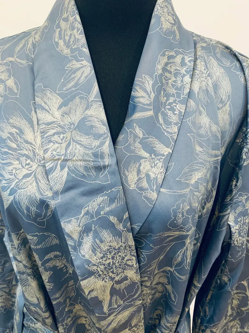 Satin Kimono Silver Blue Peony – 100% Baumwolle, Satin 300 TC, bügelleicht