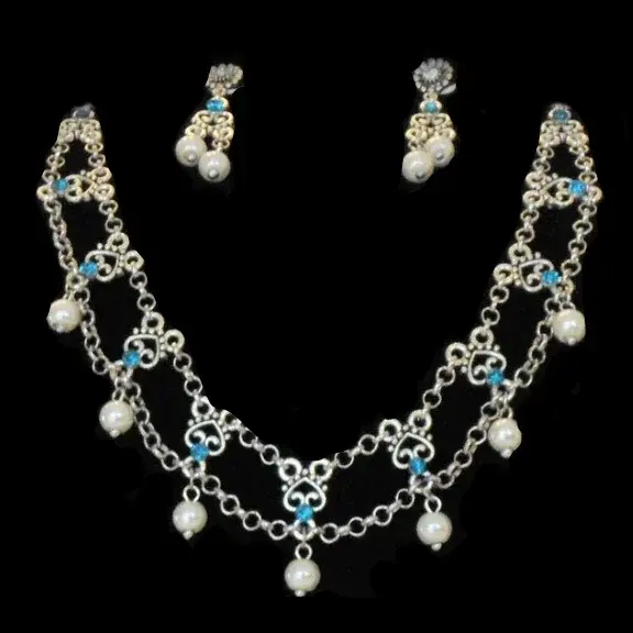 Schmuckset mit Herzornamenten, Strass & Perlen | Kette & Ohrringe
