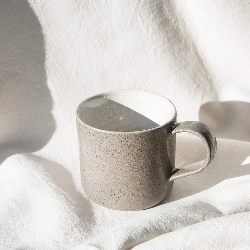 Steingut-Tasse Ddoria – Granit Grau, handgefertigt in Portugal