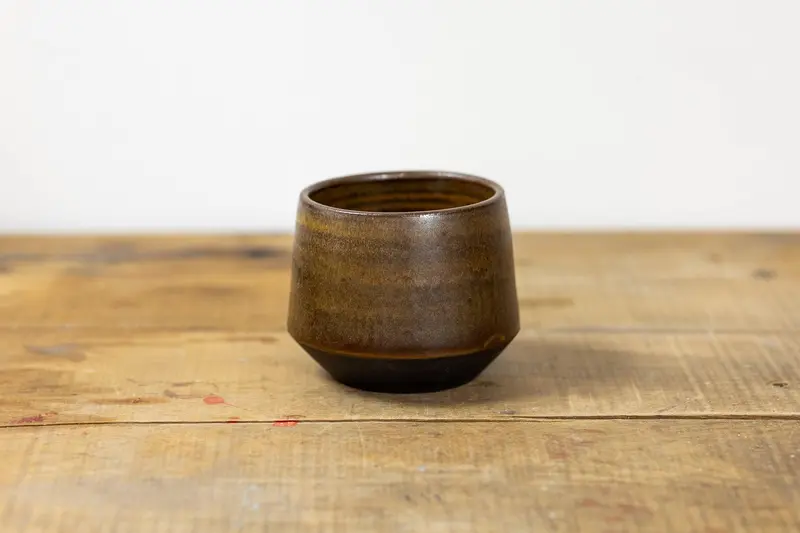 Tasse ohne Henkel – Schwarzwald-Ton, handgetöpfert, braune Glasur