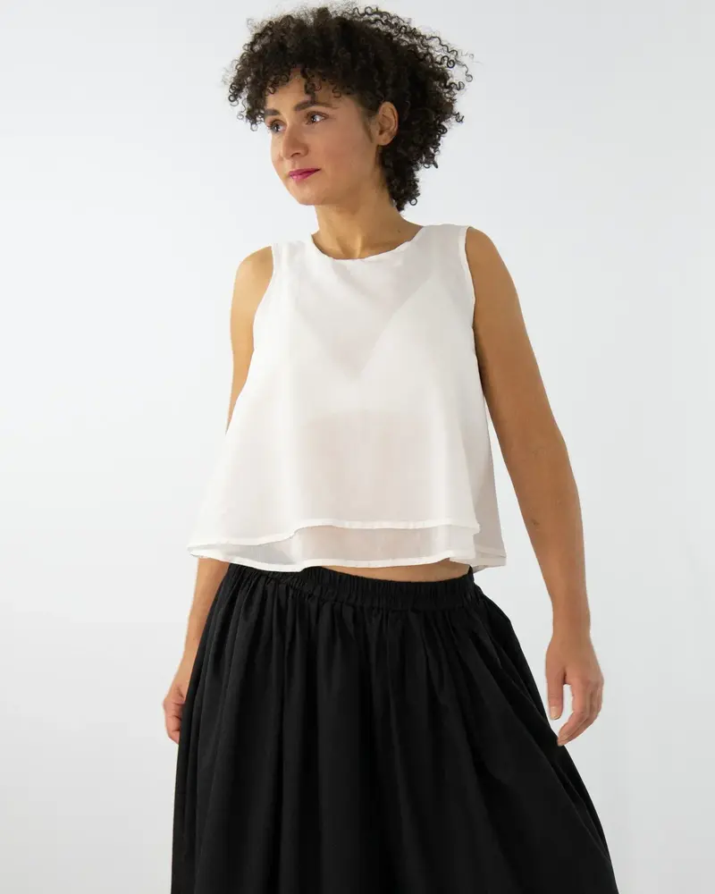 WHII Ärmellose Bluse im Layered Design – Seide-Baumwolle-Mix, Made in Berlin