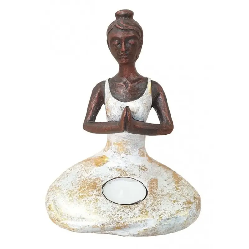 Yogini mit Teelicht